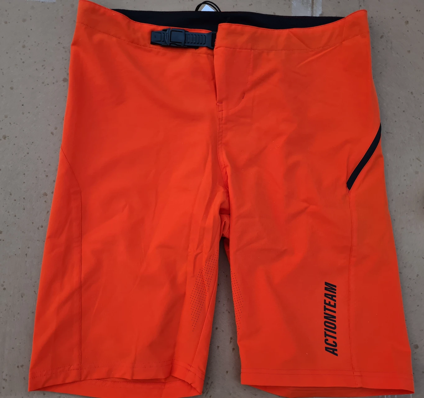 3. Pantaloni scurti Cube NOI.