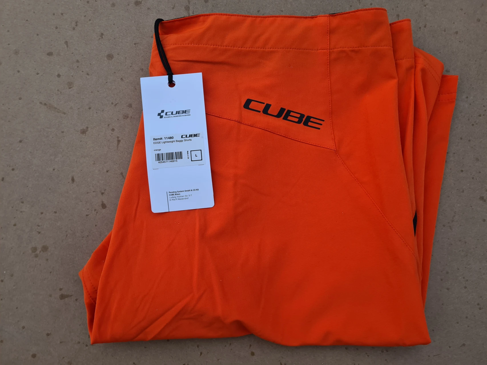 2. Pantaloni scurti Cube NOI.