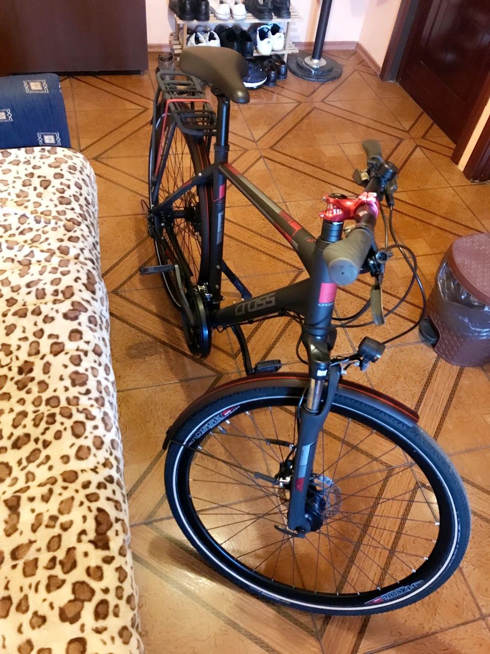 1. BICICLETA Cross Travel Trekking 28" NEGRU/ROSU 520MM