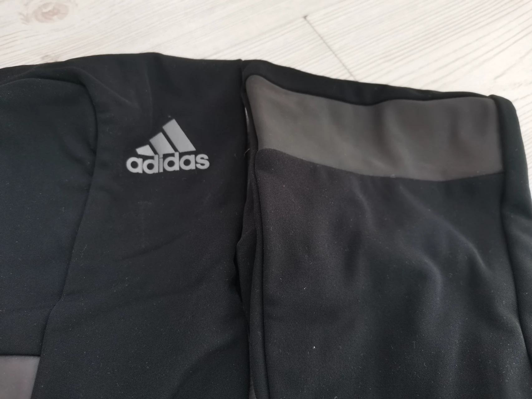 1. Încălzitoare picioare Adidas noi