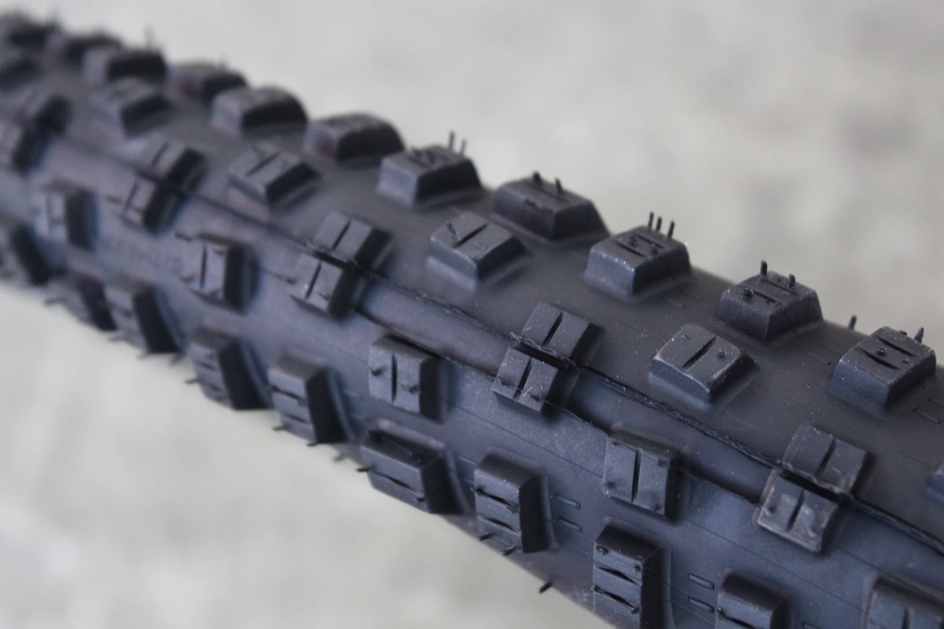 1. Schwalbe Tough Tom Performance 27.5x2.35