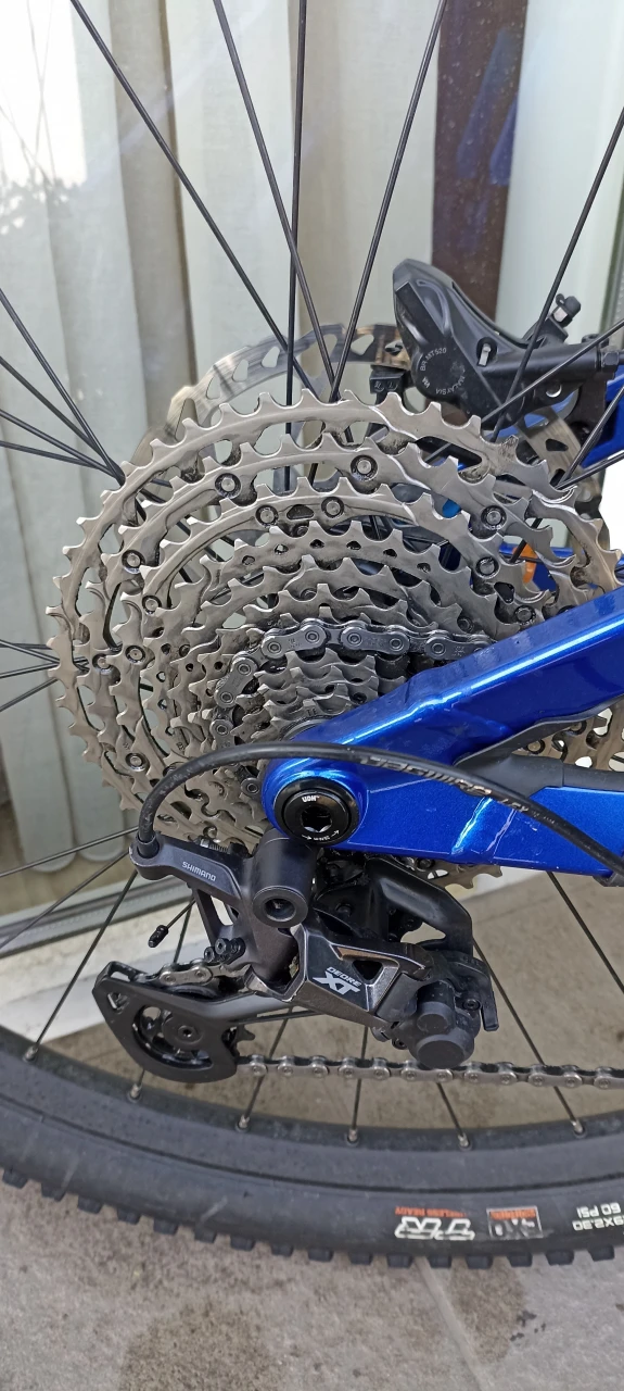 1. Vând bicicleta Ghost Riot