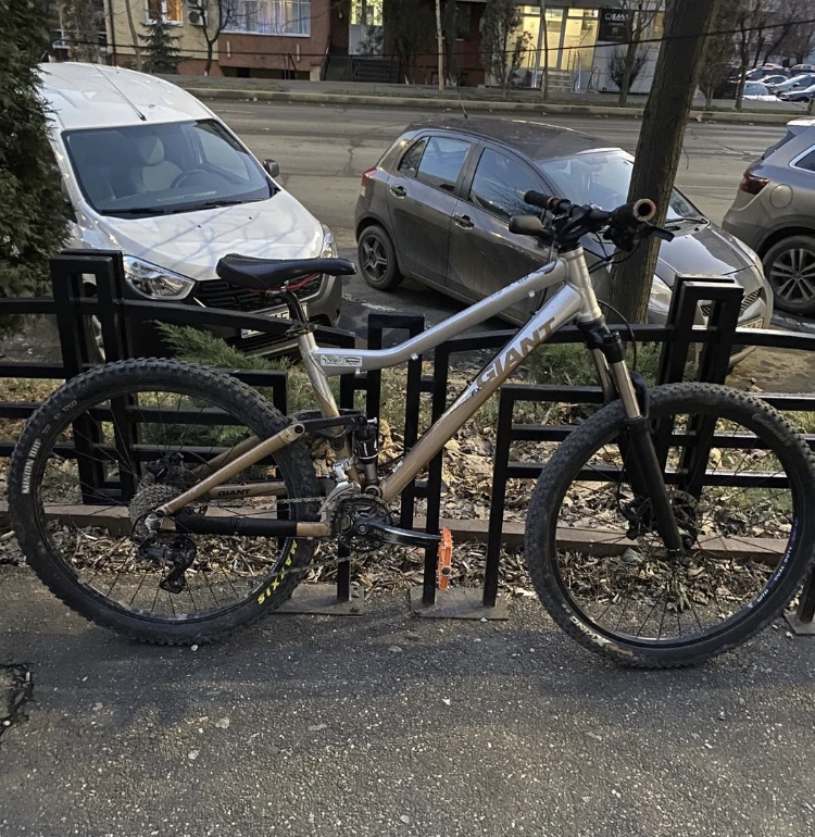 1. Bicicleta giant full suspension