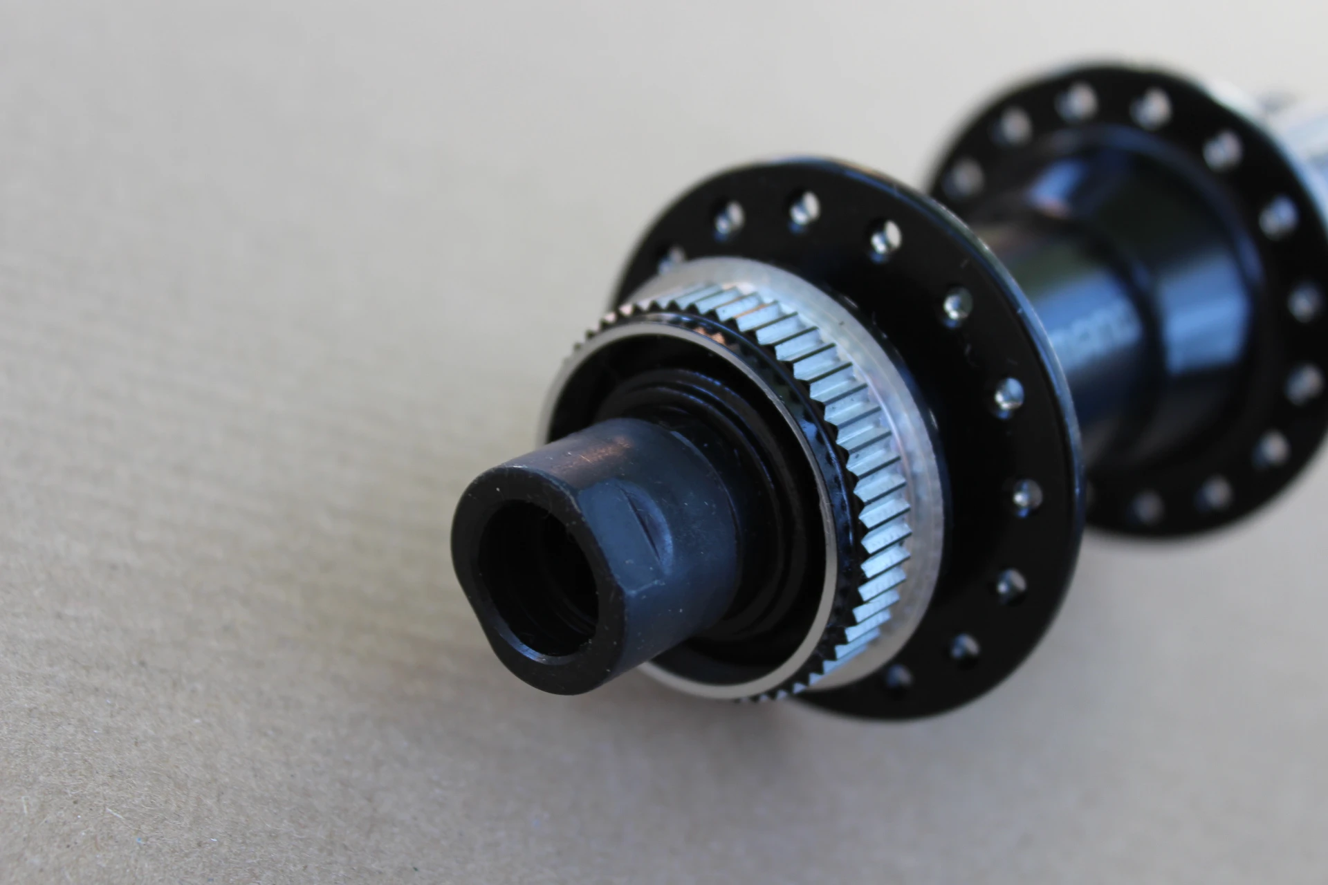 7. Shimano FH-MT400 Center-Lock butuc spate 12x142mm - 32gauri
