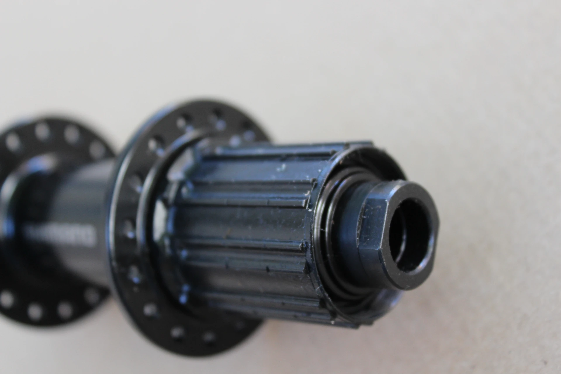 6. Shimano FH-MT400 Center-Lock butuc spate 12x142mm - 32gauri