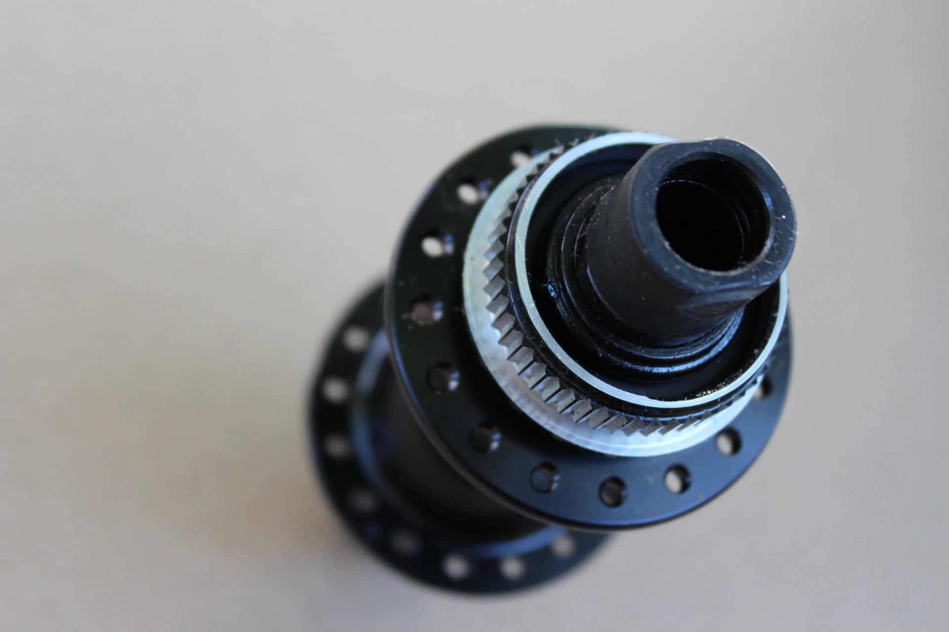 4. Shimano FH-MT400 Center-Lock butuc spate 12x142mm - 32gauri