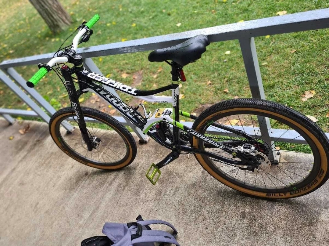 1. Bicicleta Cannondale Trigger Carbon Full Suspension Lefty