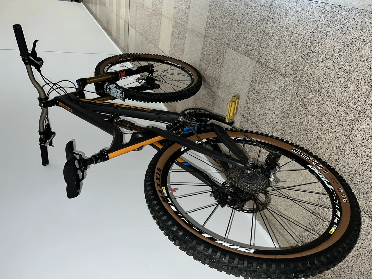 1. Vand Santa Cruz Bronson Carbon