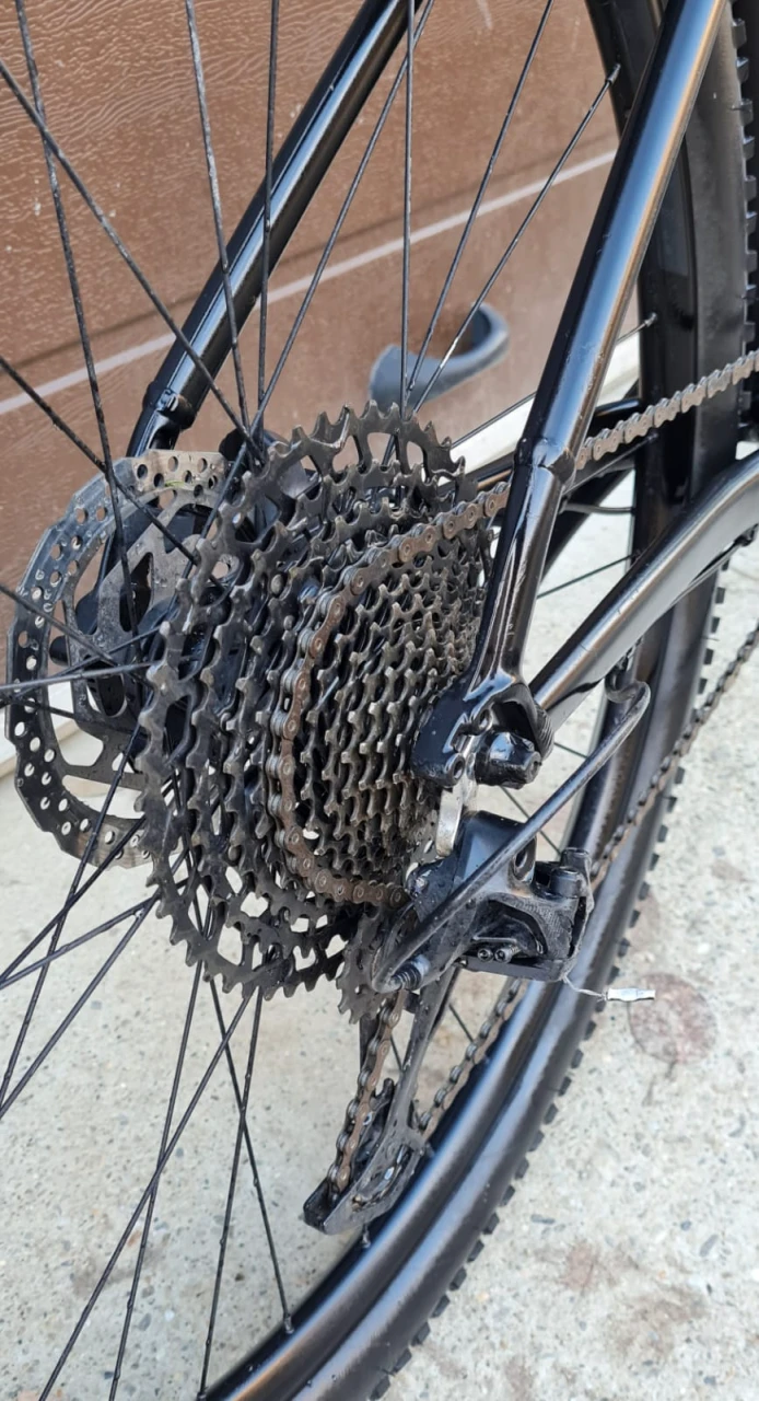 1. Vând bicicleta Trek 1x12