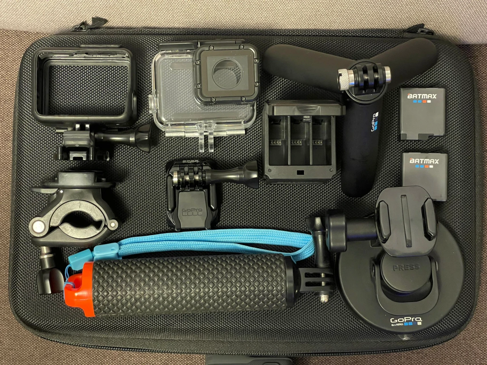 1. GoPro Hero 5 Black si un kit de accesorii originale