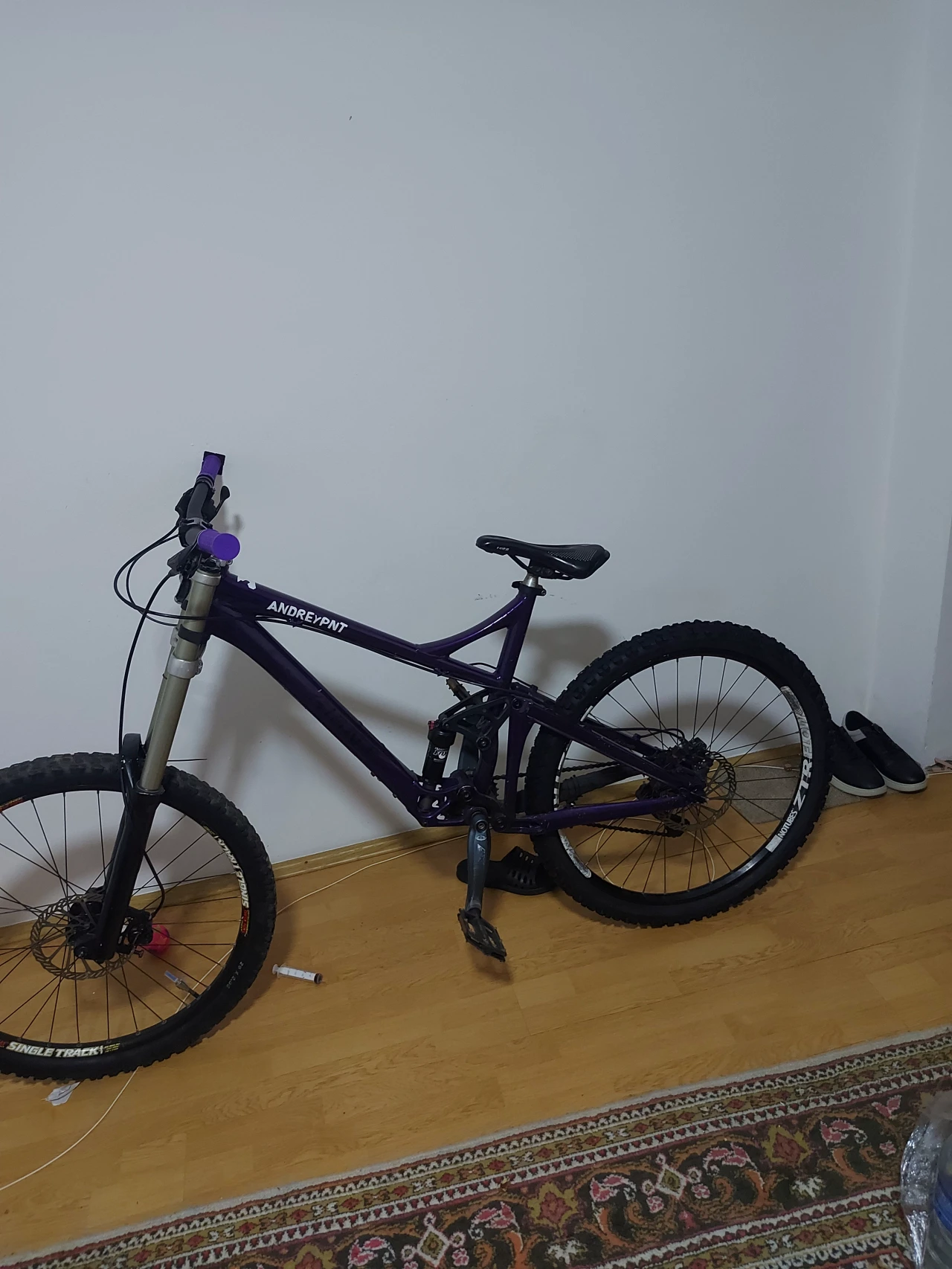 1. Vând giant făcut pentru downhill