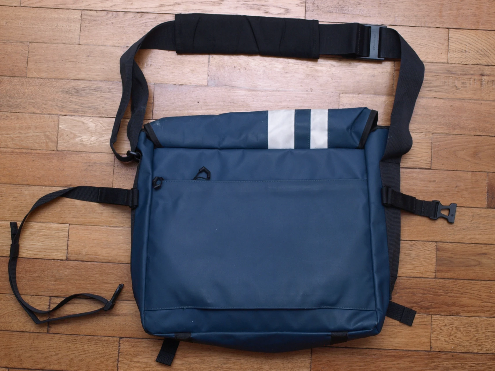 1. Geanta messenger Vaude