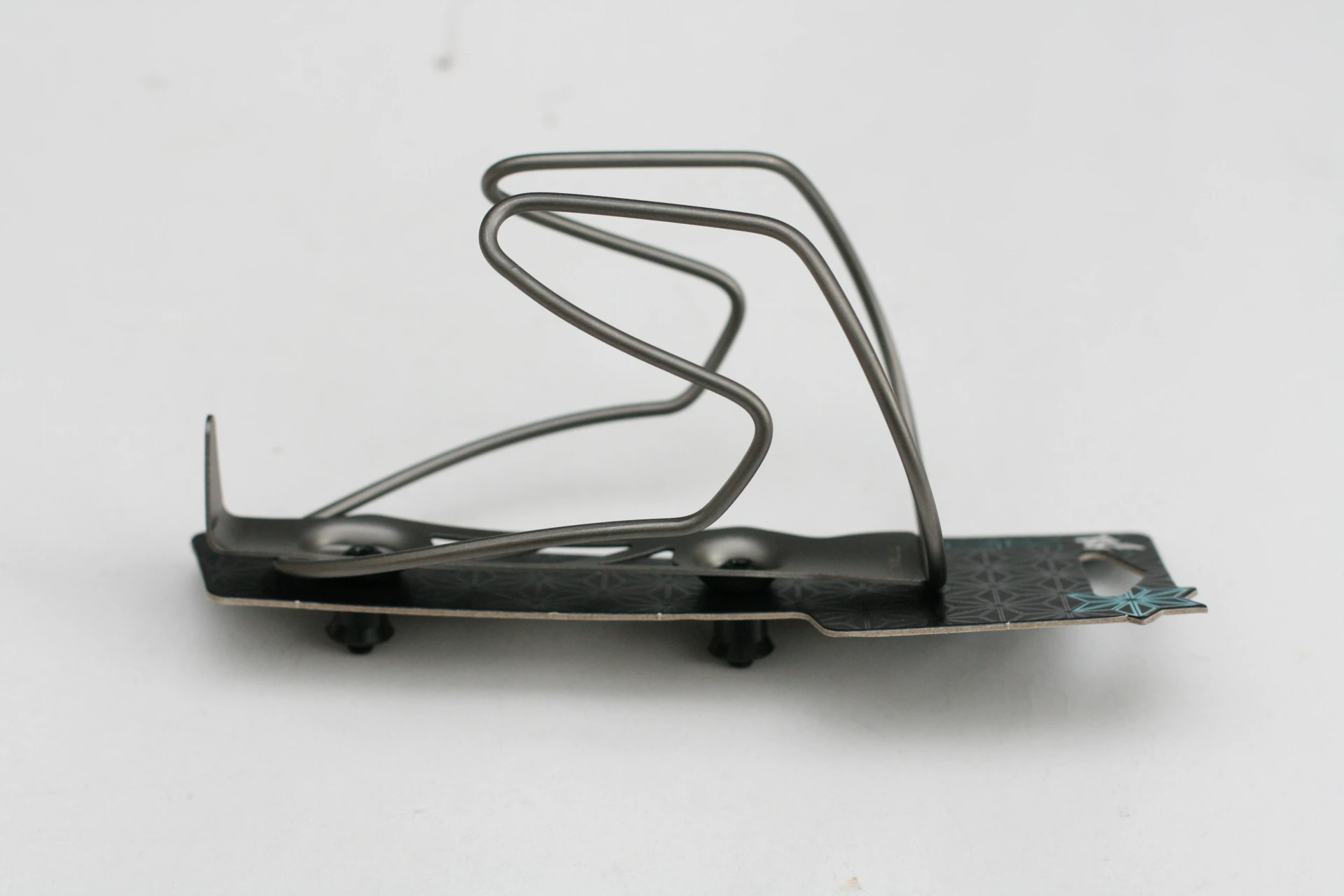 1. Supacaz TiFly Cage - suport bidon titan