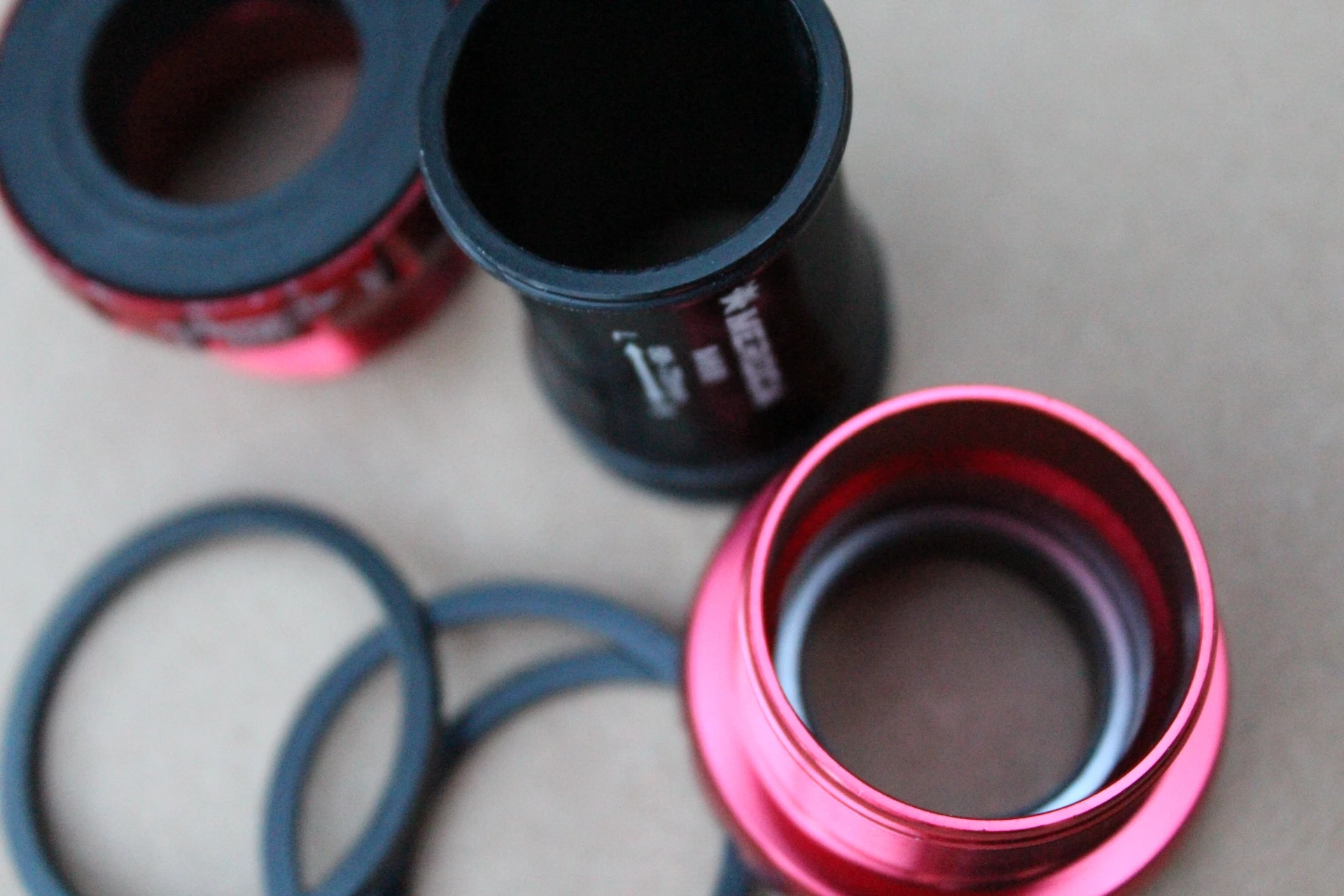 1. Meroca BB52 type Hollowtech 2 monobloc - rosu