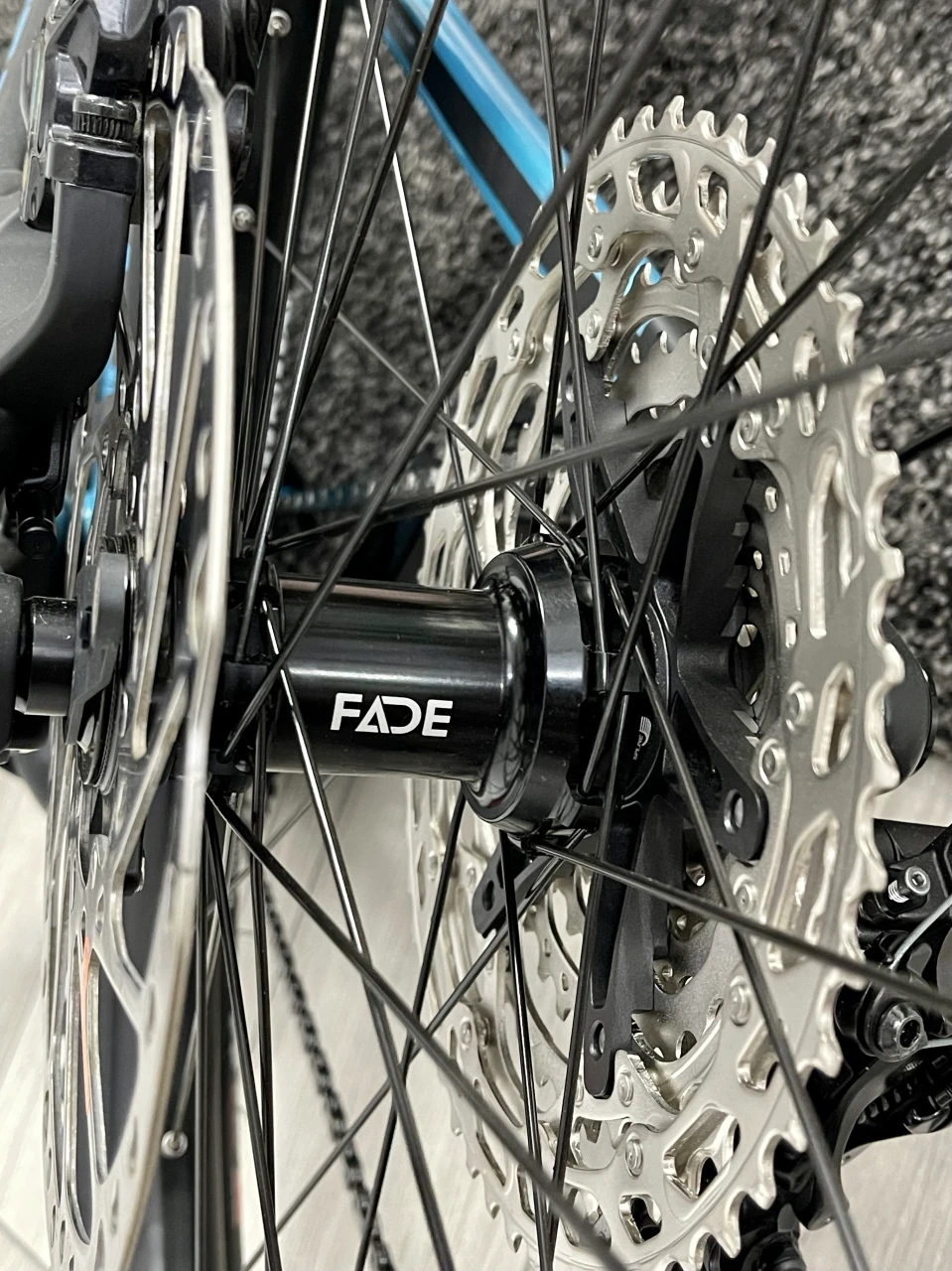 1. Set roti Newmen Performance 30 27.5 Boost Tubeless Ready Microspline 12V