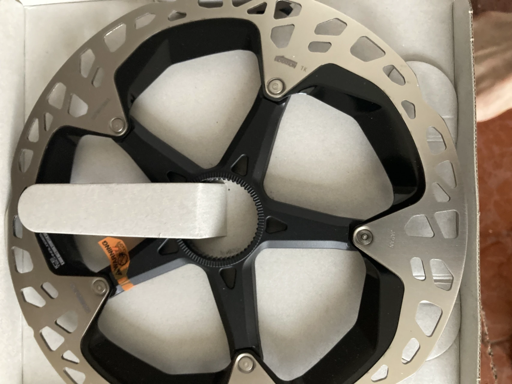 1. Disc XTR RT-Mt 900 Icetech 203 mm noi in ambalajul original.