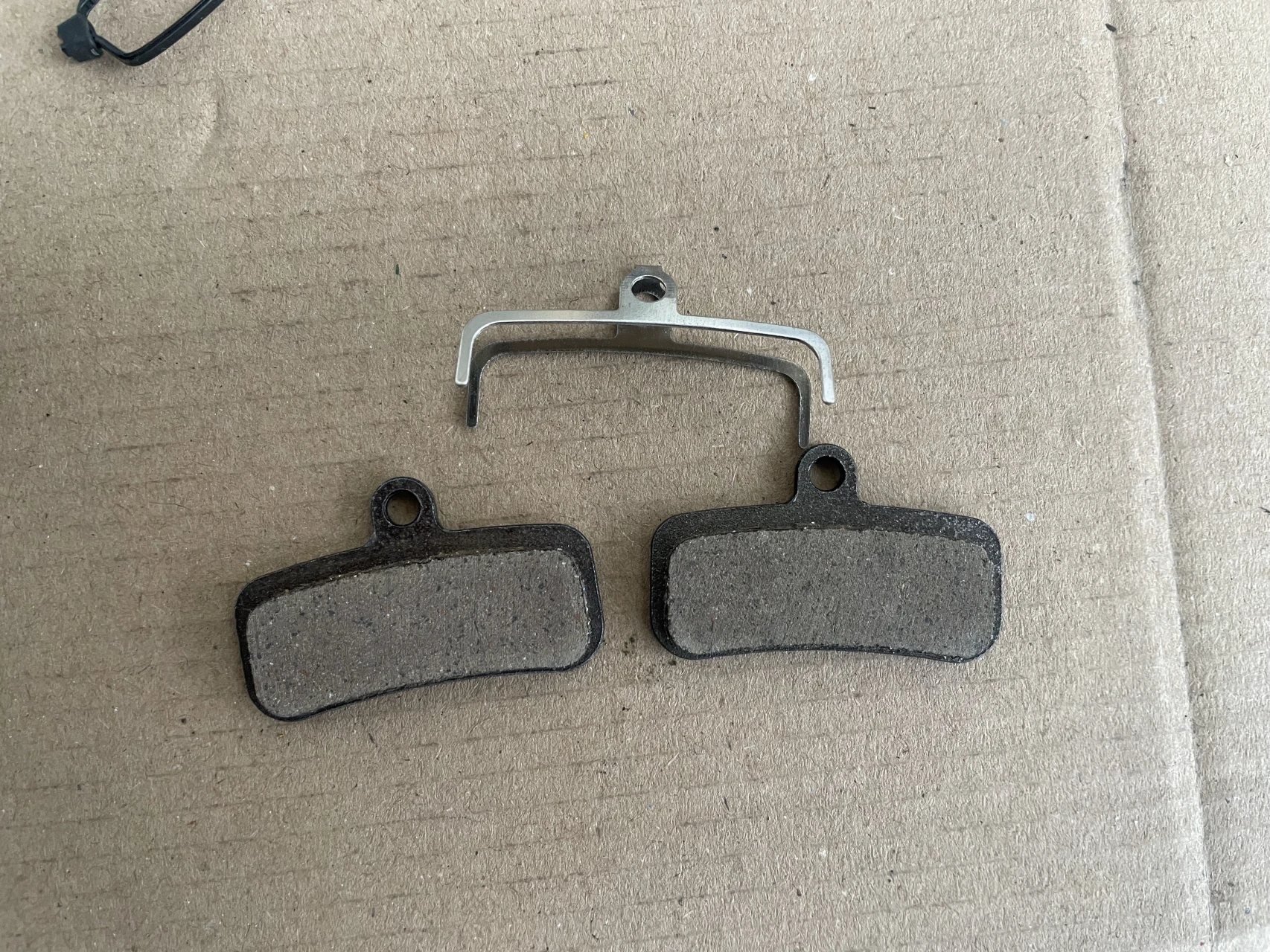 1. Placute semimetalice pentru Shimano 4 pistoane Deore, XT, XTR