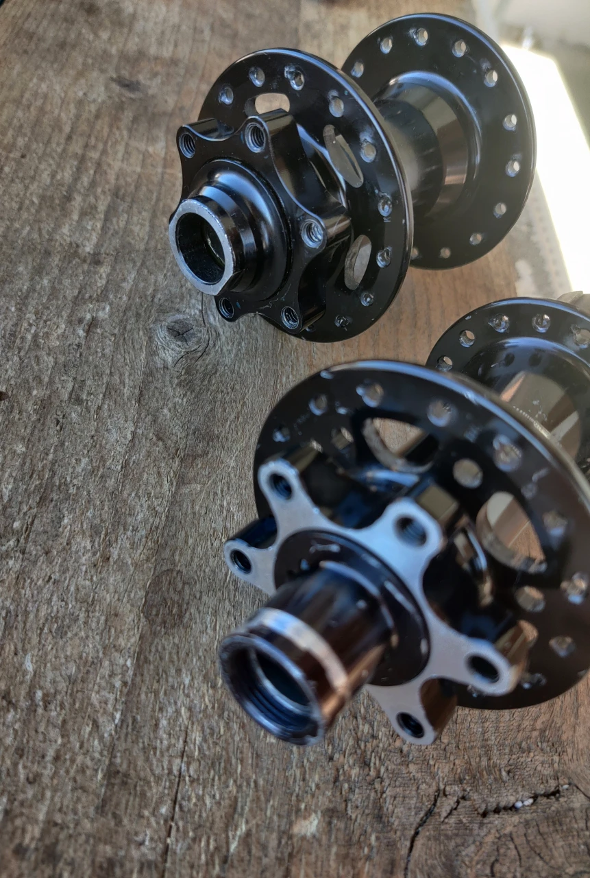 1. Set butuci bolt through Specialized