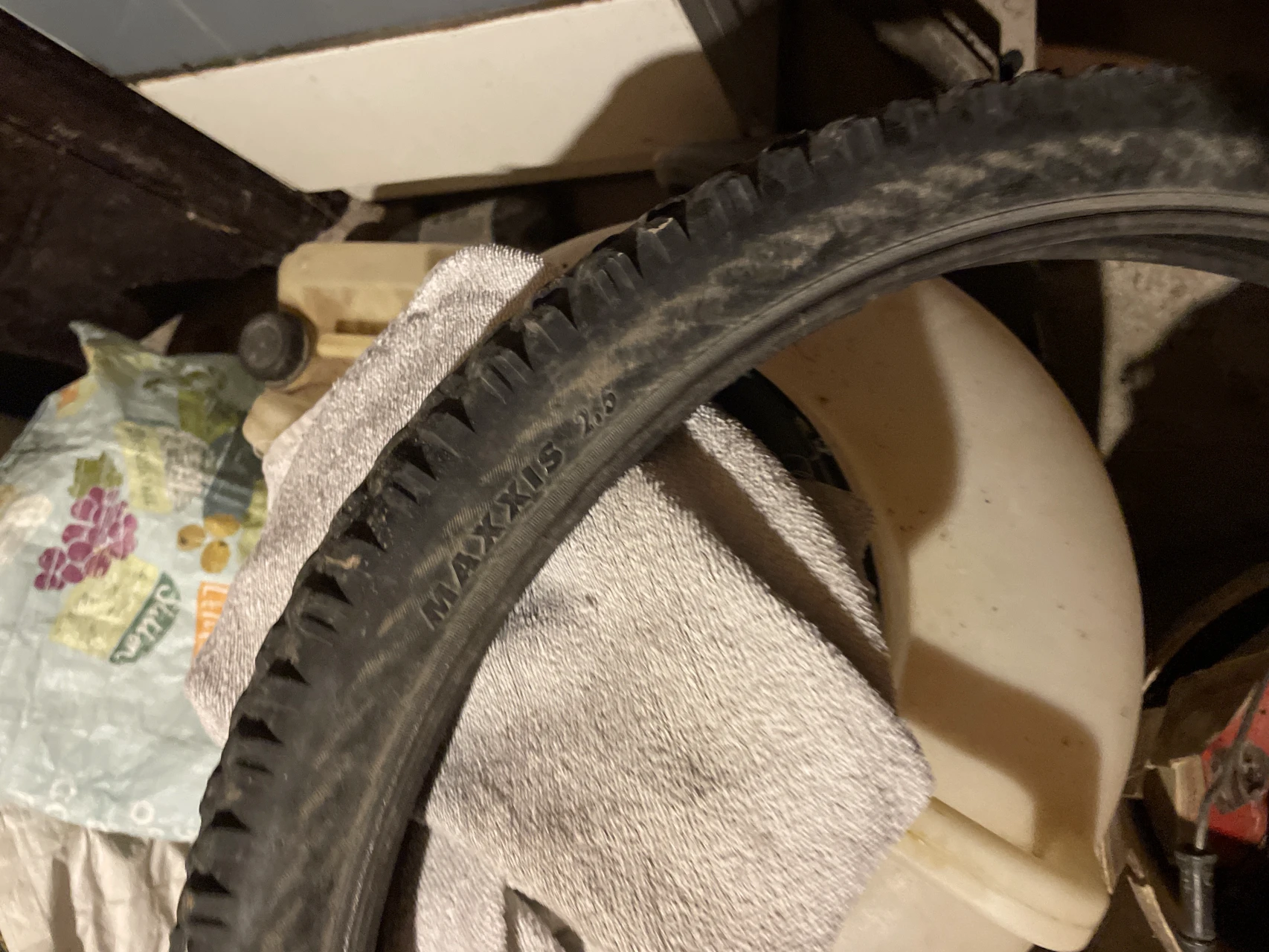 1. Vând cauciuc Maxxis de 2.5