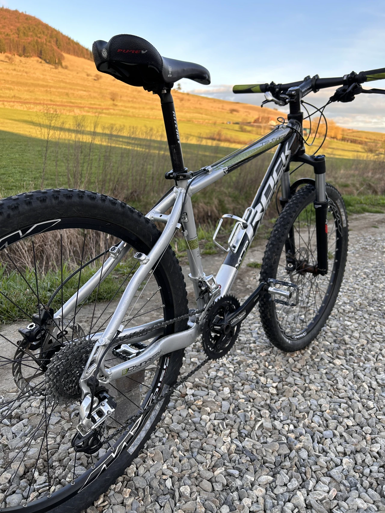 1. Bicicleta MTB cross country Rock Machine Tsunami