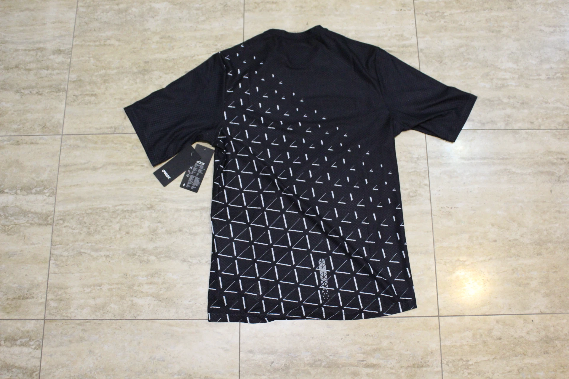 1. Oakley Flow SS MTB Jersey - XS (S in realitate)