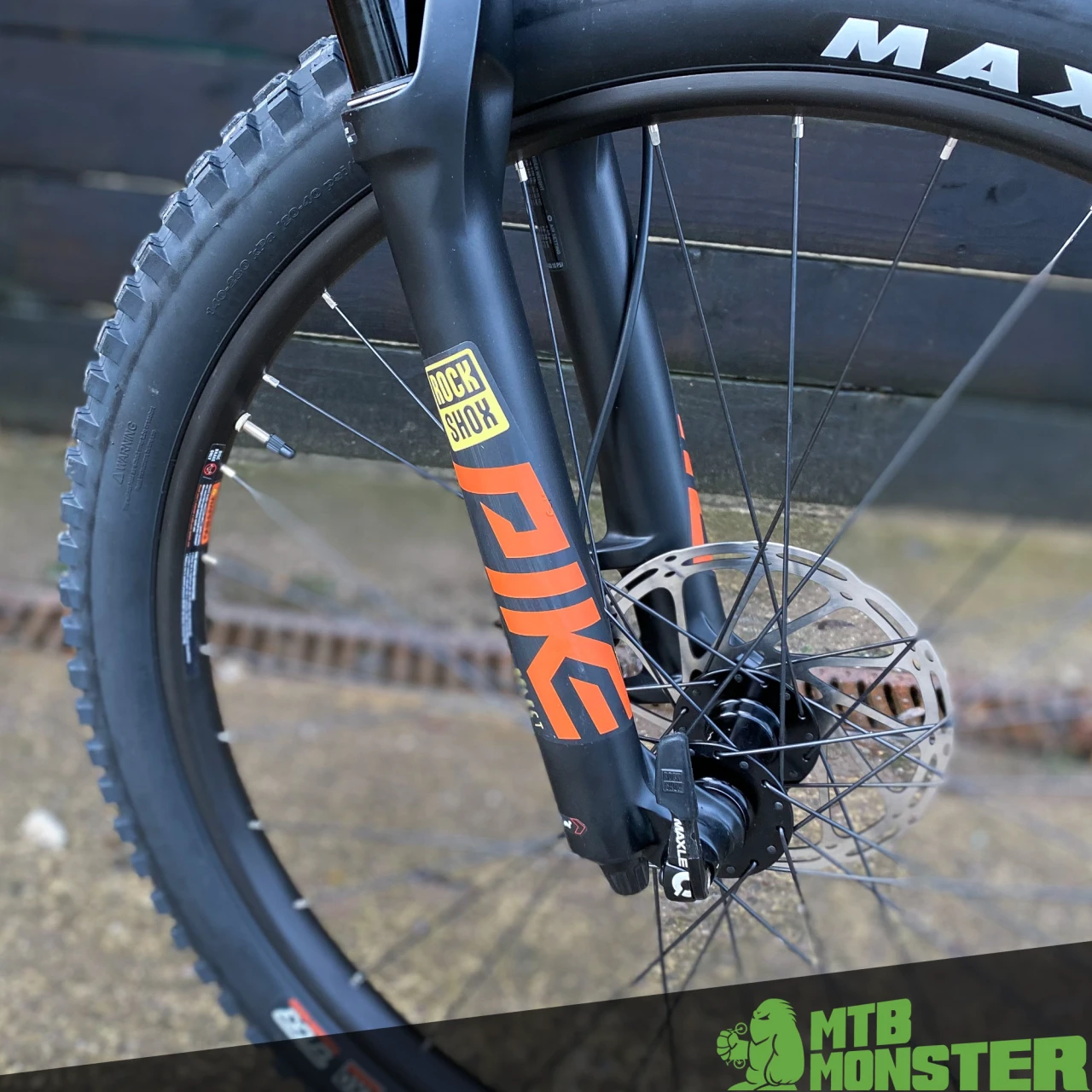1. Whyte T140C R Full Susp Carbon 2022
