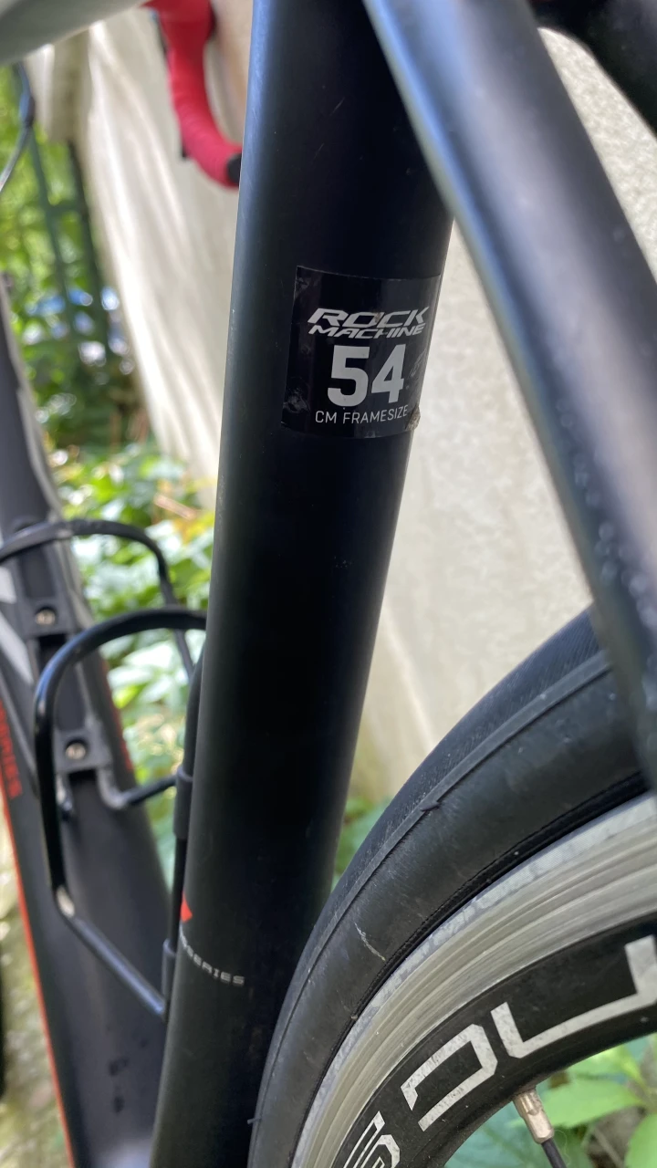1. Cursiera Rock Machine Raceride 700 carbon
