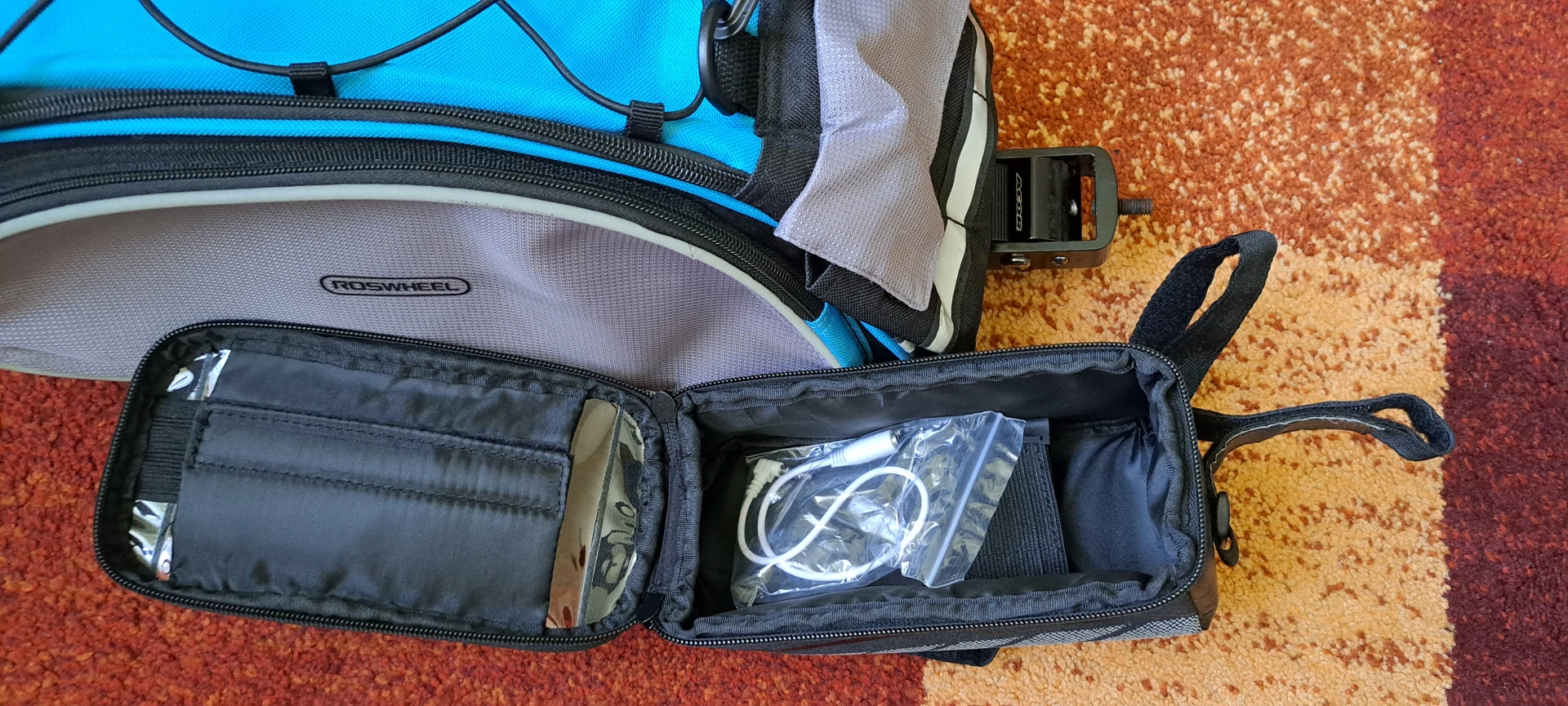 2. Vand geanta cu suport transport si gentuta cadru ideale cicloturism/anduranta