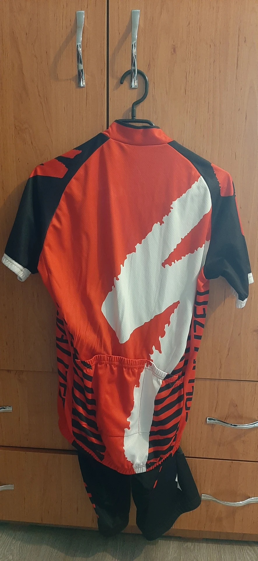 3. Tricou si pantaloni ciclism echipament Specialized
