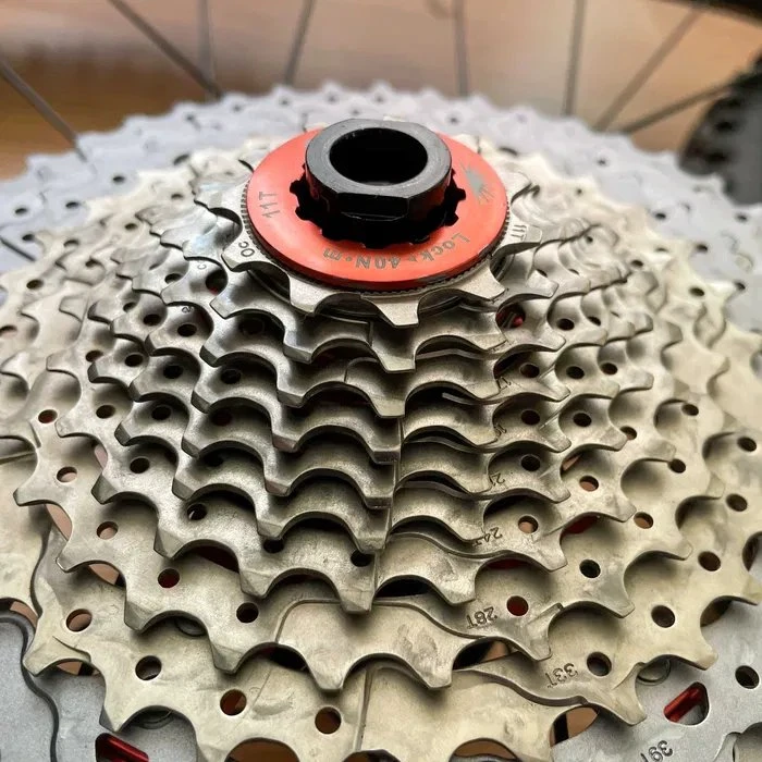 1. Roti MTB 27,5 Boost cu anvelope Schwalbe Rocket Ron si caseta 12 viteze