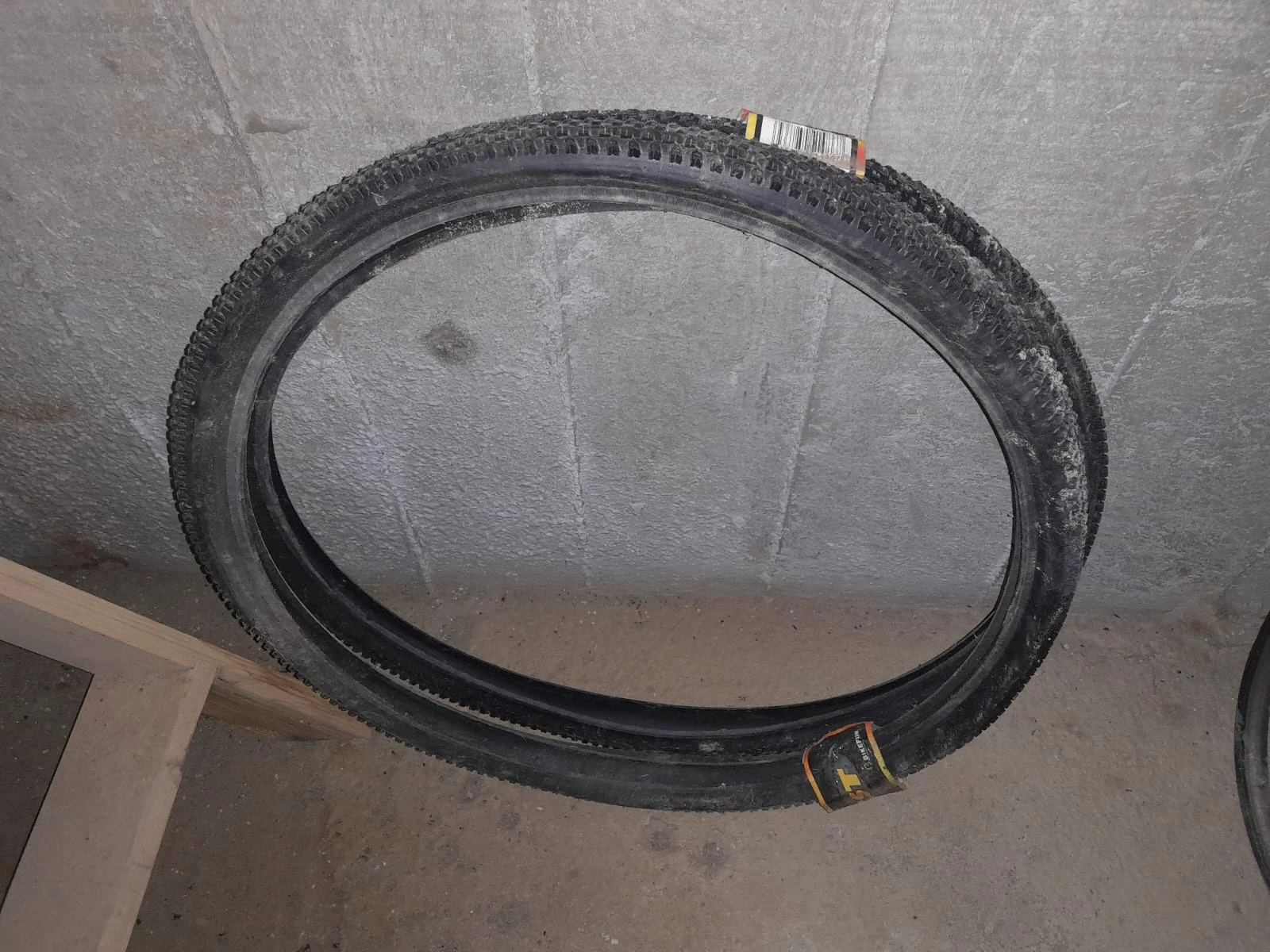 1. Anvelope CST 29x2.10 NOI