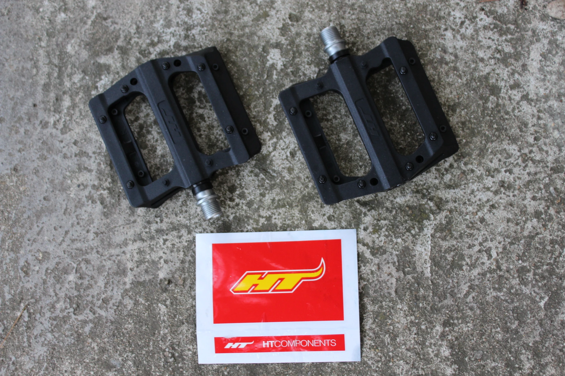 1. HT Components NANO-P PA12A Platform Pedale - set + stickere