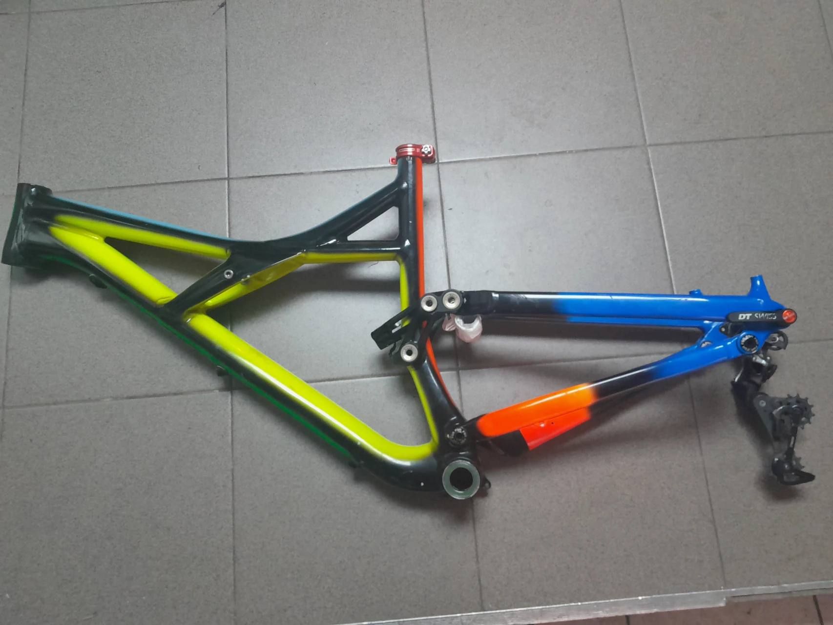 1. Vând cadru Specialized Enduro