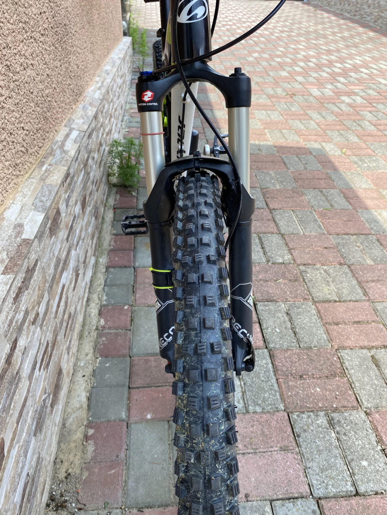 1. Bicicleta MTB Full Suspension Enduro