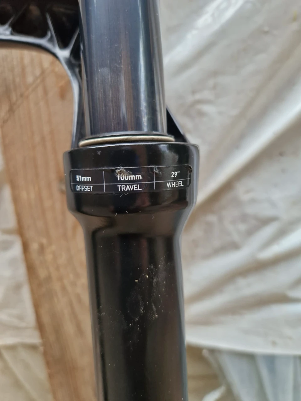 1. Furca RockShox 51 mm / 100 mm / 29"