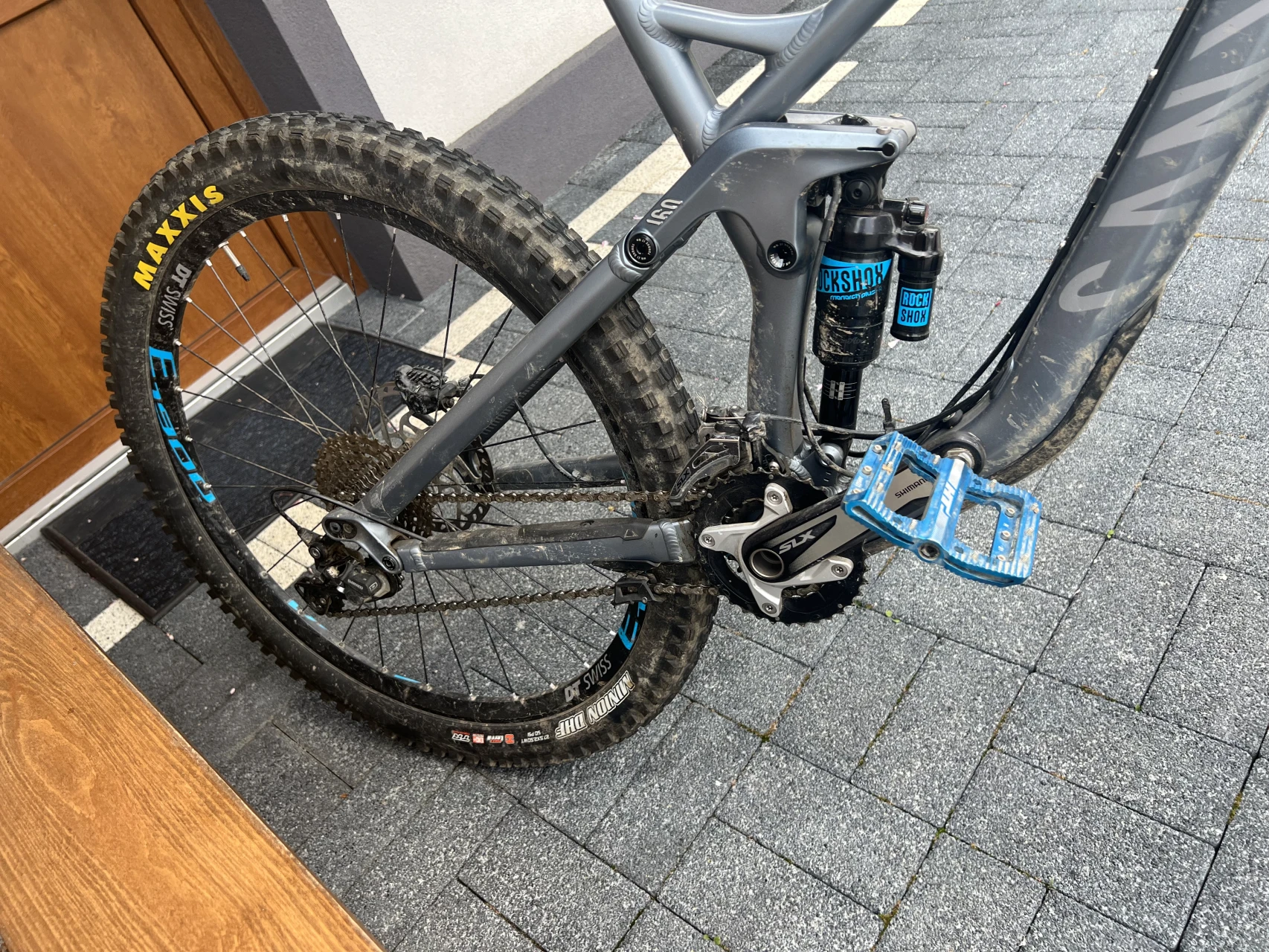 1. Vând Canyon strive 27,5 an 2015