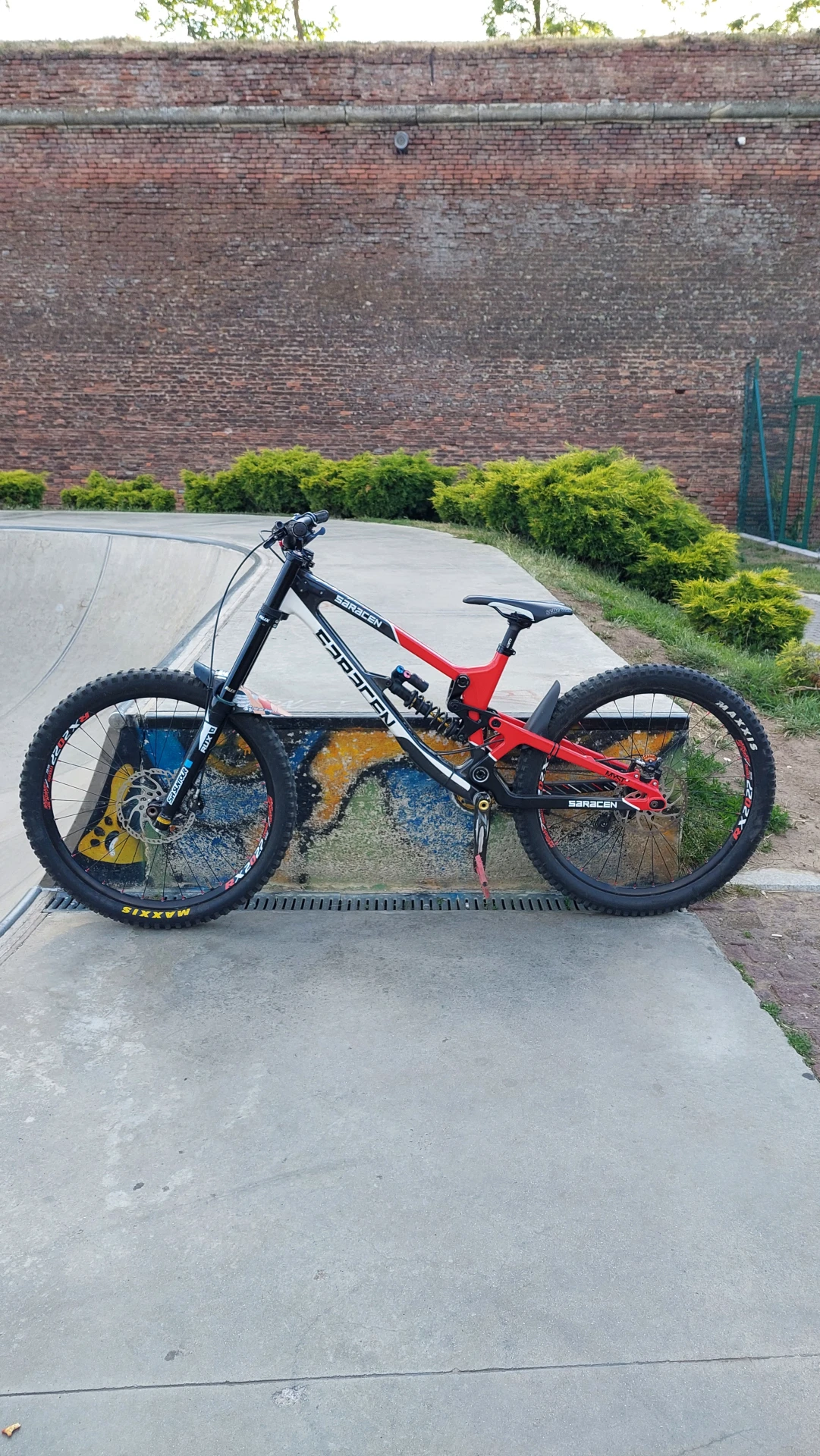 1. Bicicleta downhill Saracen myst cx 2019