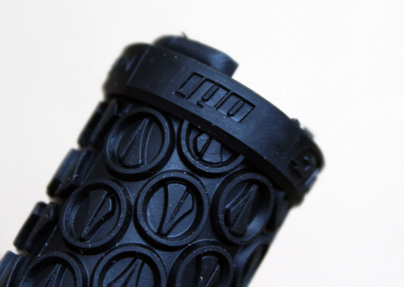 4. ODI SDG Hansolo Lock-On grips - negru