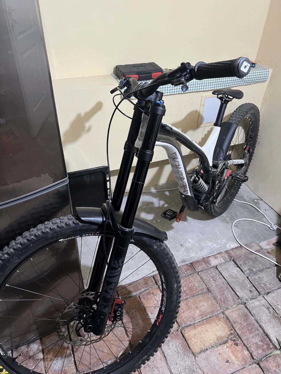 1. Commencal supreme dh v4