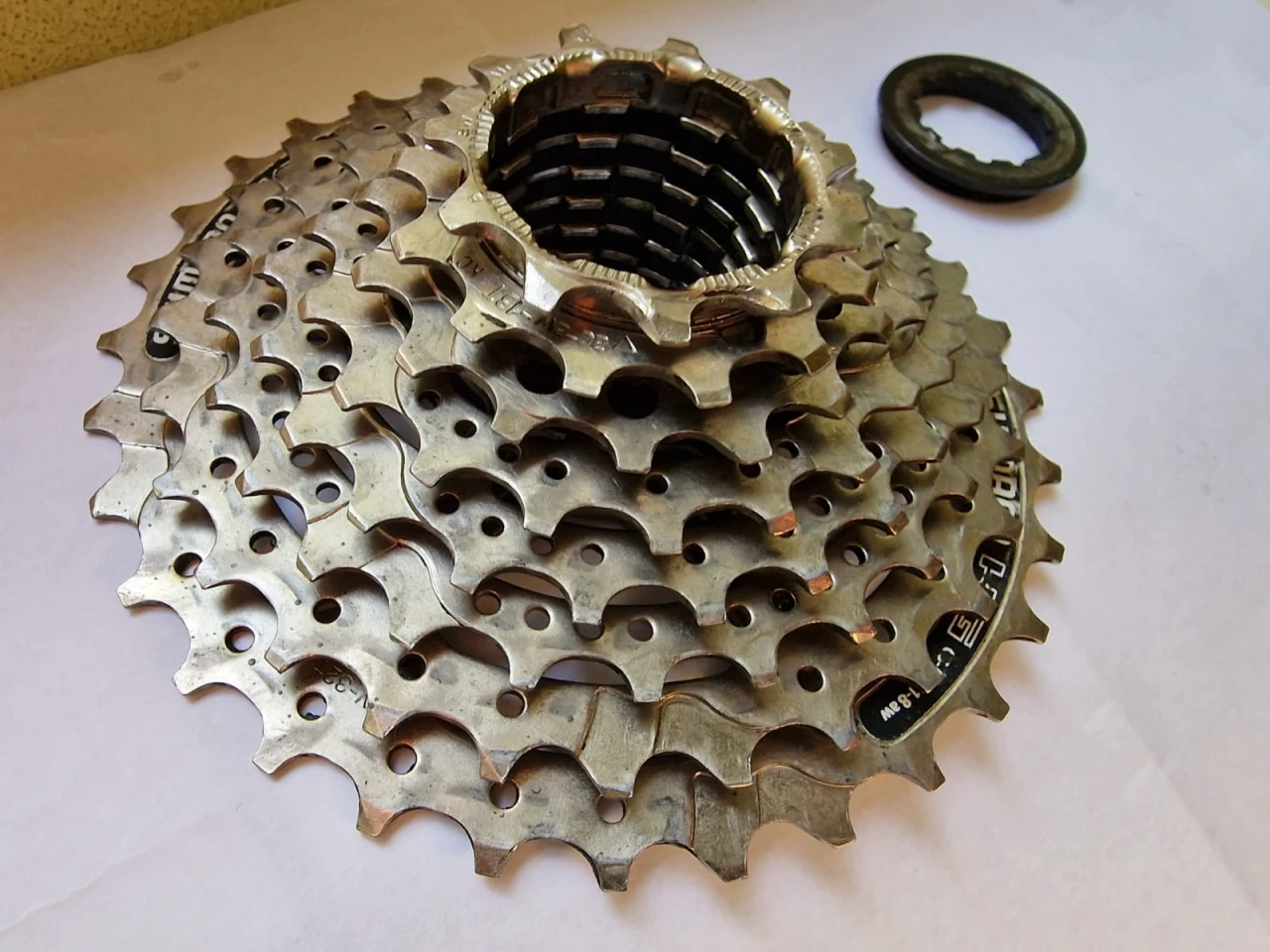 2. Caseta pinioane Shimano CS-HG41-8aw 11-32T