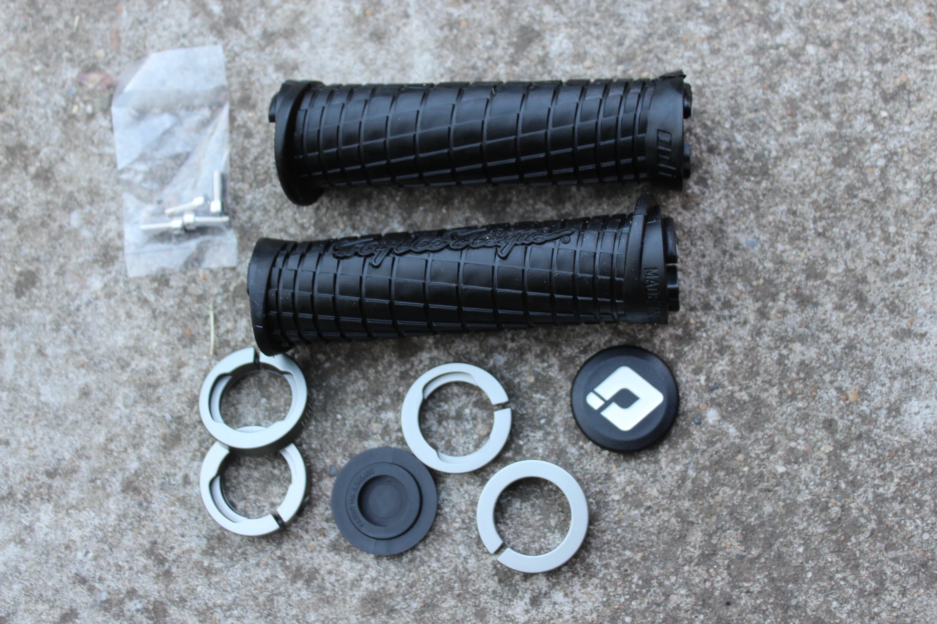 1. Odi Troy Lee Designs MTB Grip -negru/gri