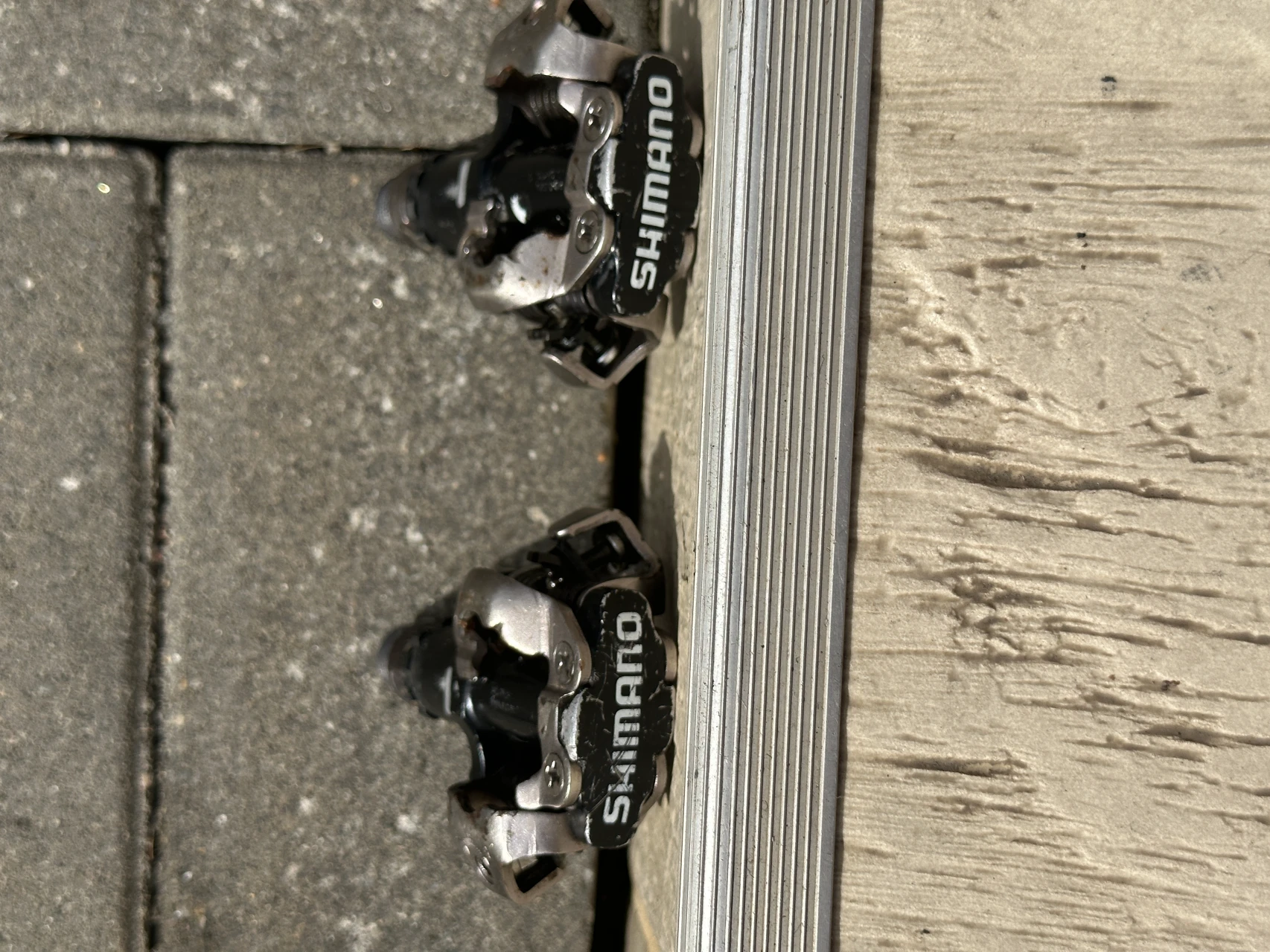 1. SHIMANO pedale M520