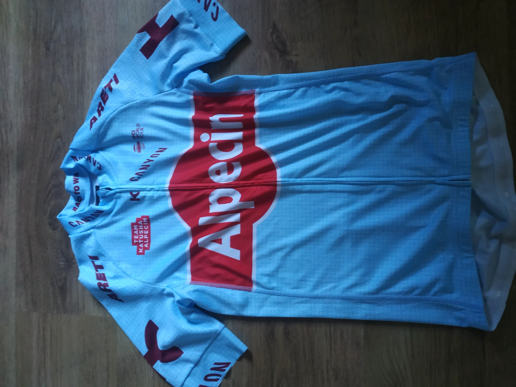 1. Tricou M