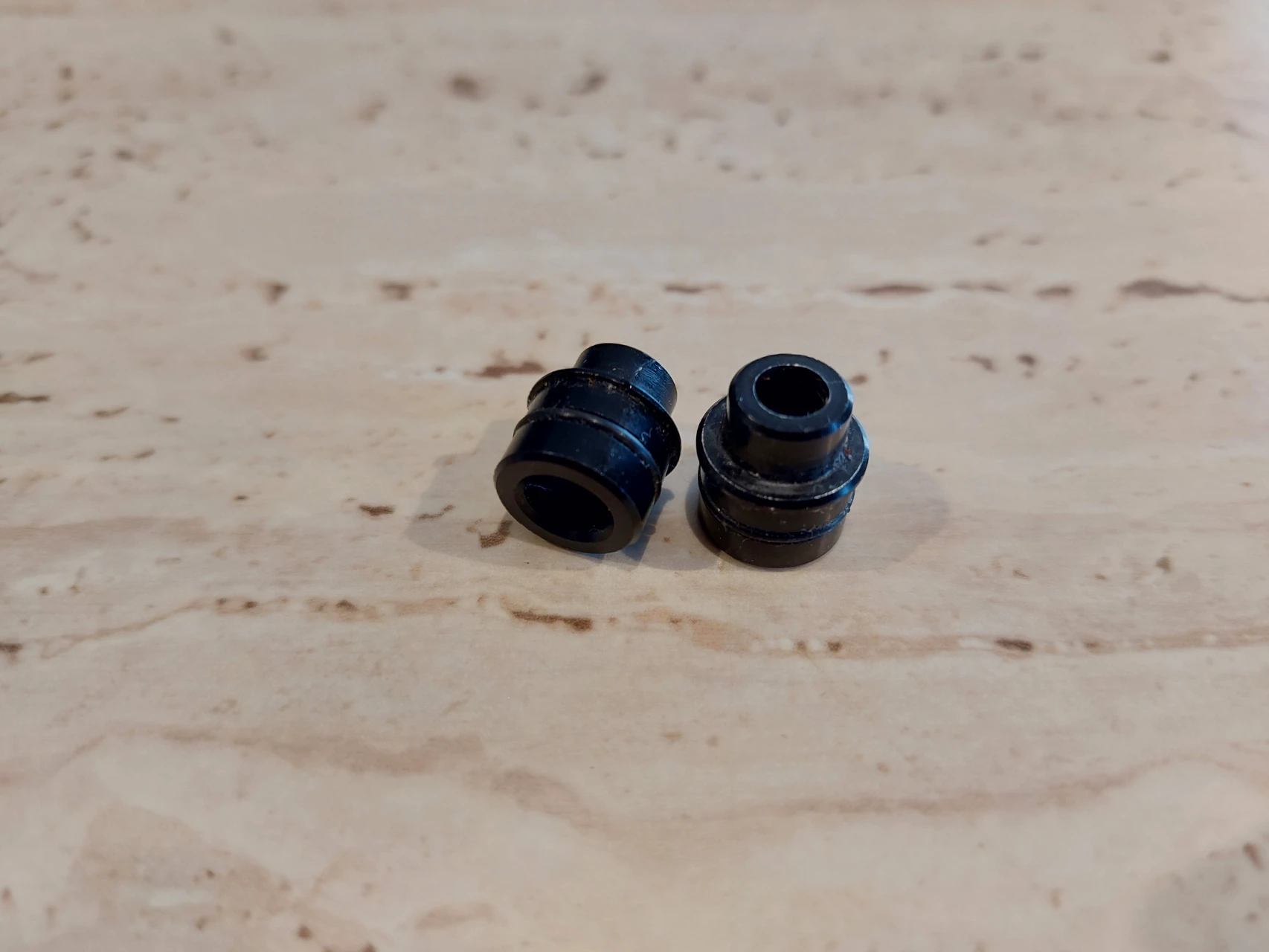 1. Căpăcele (end-caps) Fulcrum/Mavic conversie butuc spate TA->QR