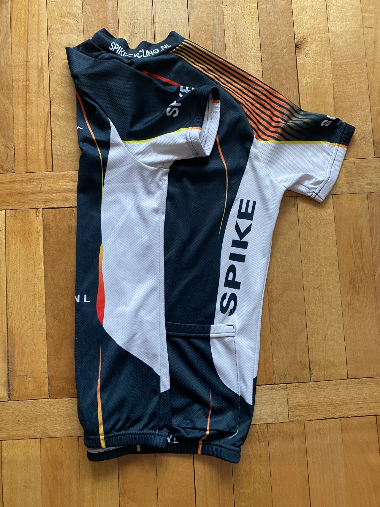 1. Tricou Spike M