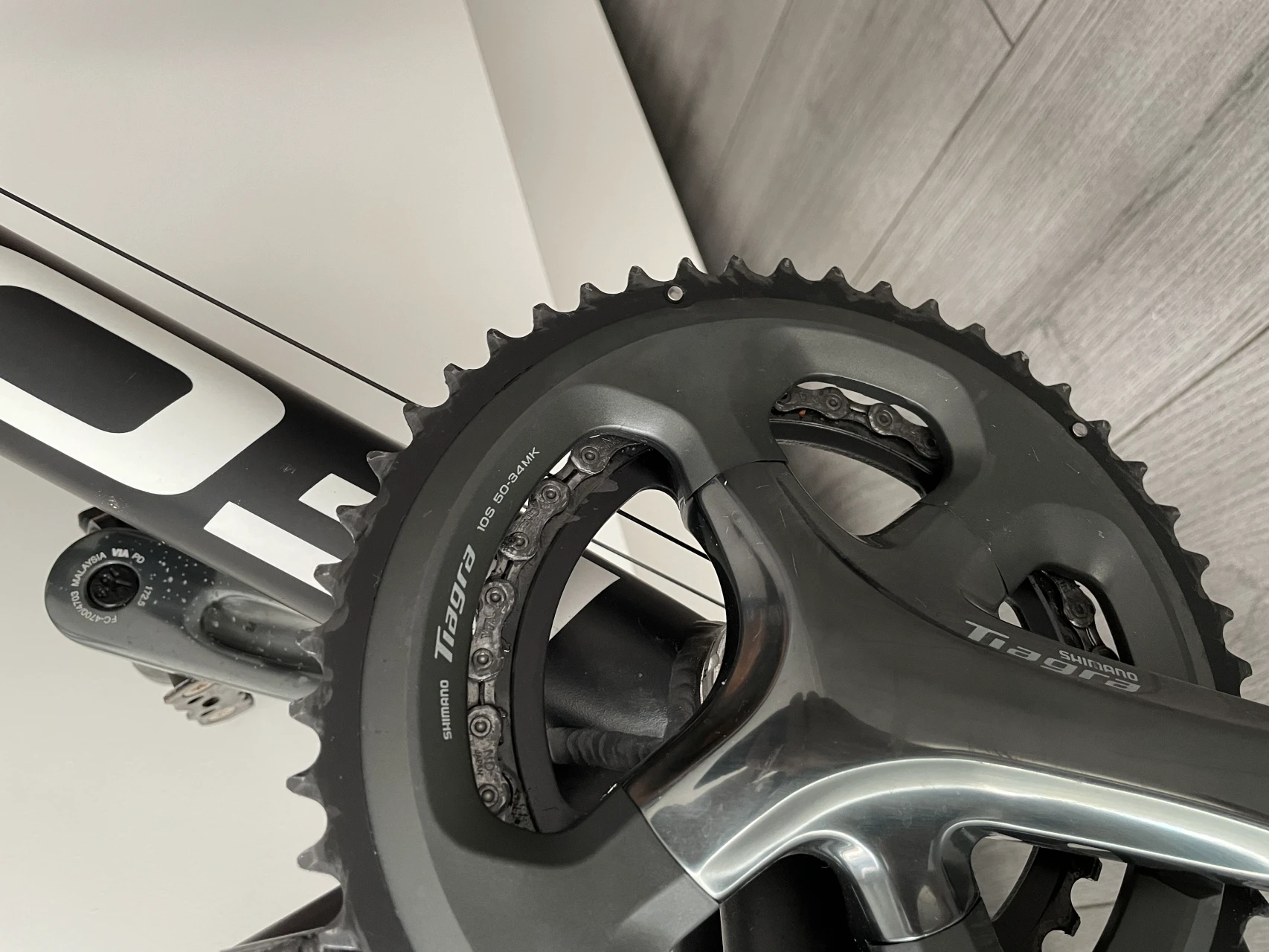 1. Cursiera Focus culebro / aluminiu / ultegra