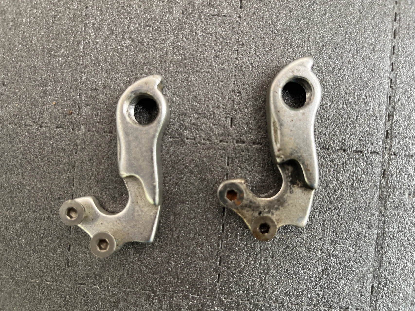1. Ureche cadru, adaptor prindere schimbator
