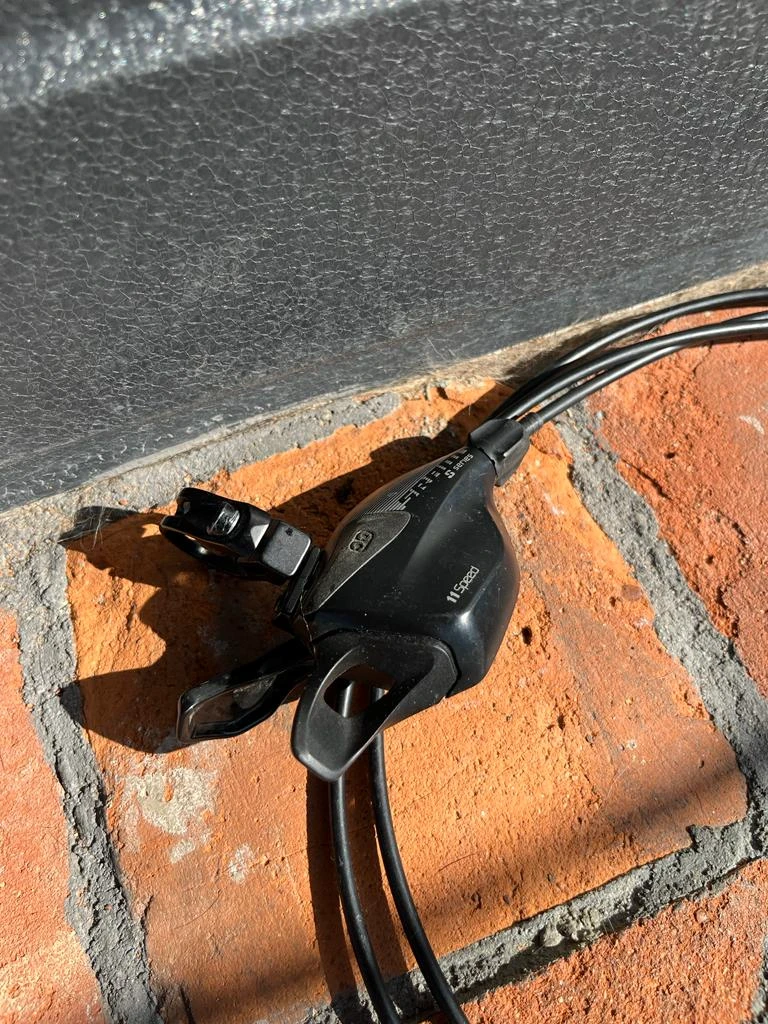 1. Schimbător + maneta SRAM Rival 11v