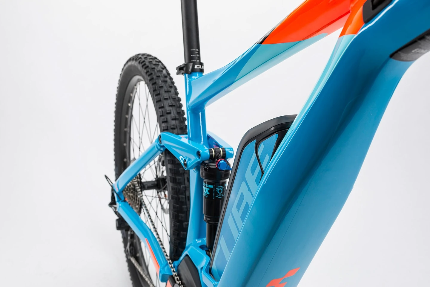 5. Bicicleta CUBE STEREO HYBRID 120 HPA - PRO 500