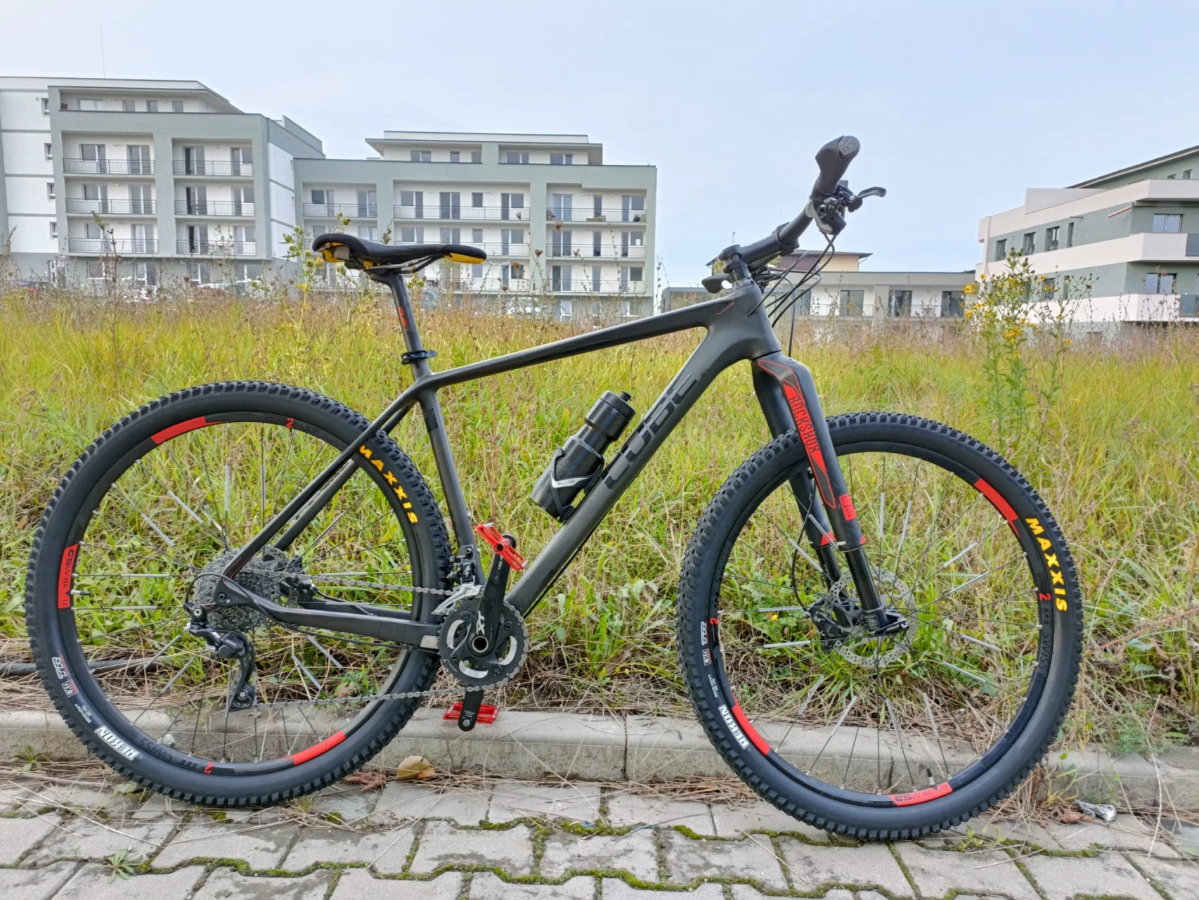 1. Bicicleta Cube Reaction Carbon